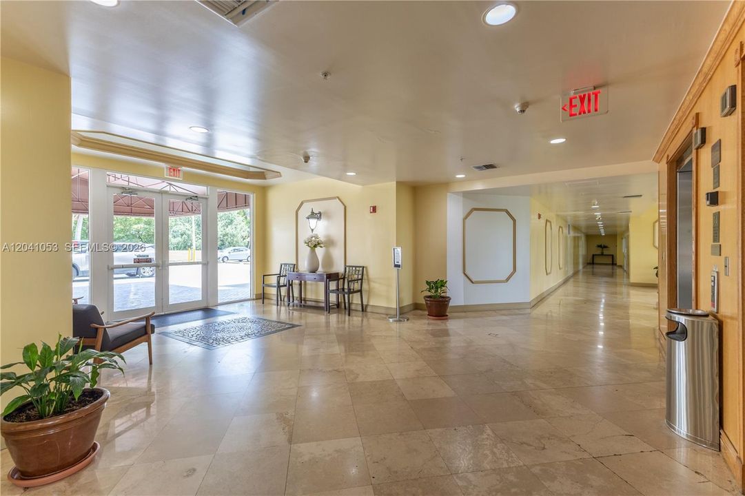For Sale: $415,000 (2 beds, 2 baths, 828 Square Feet)