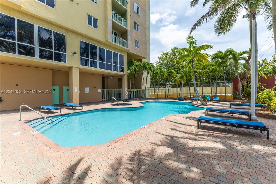 For Sale: $415,000 (2 beds, 2 baths, 828 Square Feet)