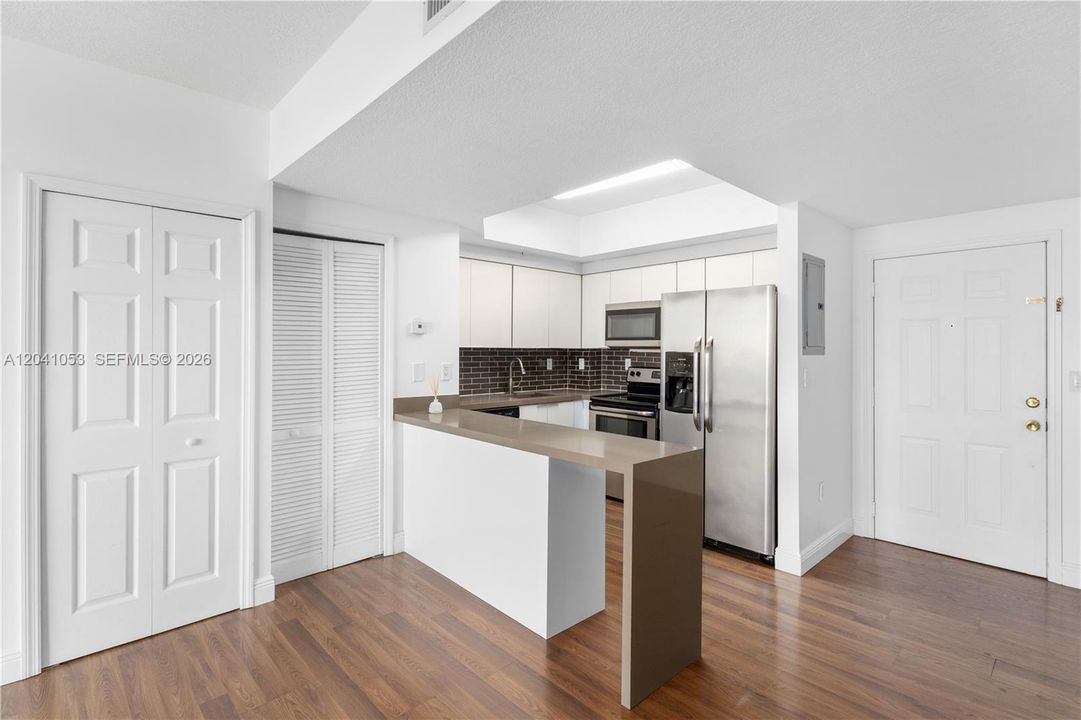 For Sale: $415,000 (2 beds, 2 baths, 828 Square Feet)
