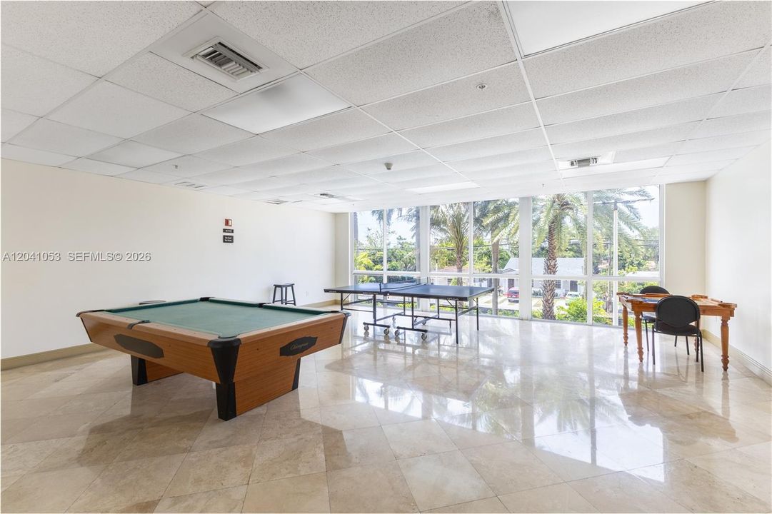 For Sale: $415,000 (2 beds, 2 baths, 828 Square Feet)