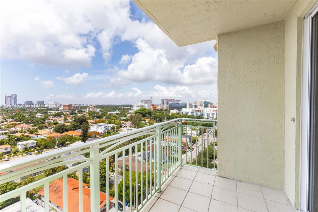 For Sale: $415,000 (2 beds, 2 baths, 828 Square Feet)