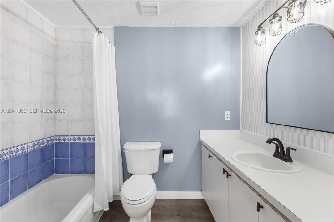 For Sale: $415,000 (2 beds, 2 baths, 828 Square Feet)
