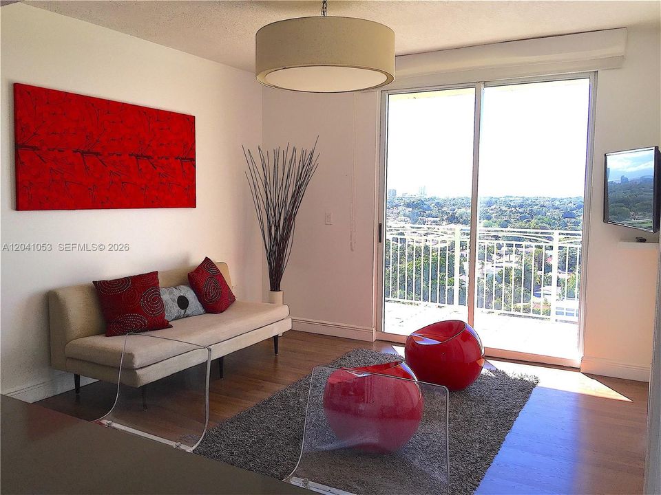 For Sale: $415,000 (2 beds, 2 baths, 828 Square Feet)
