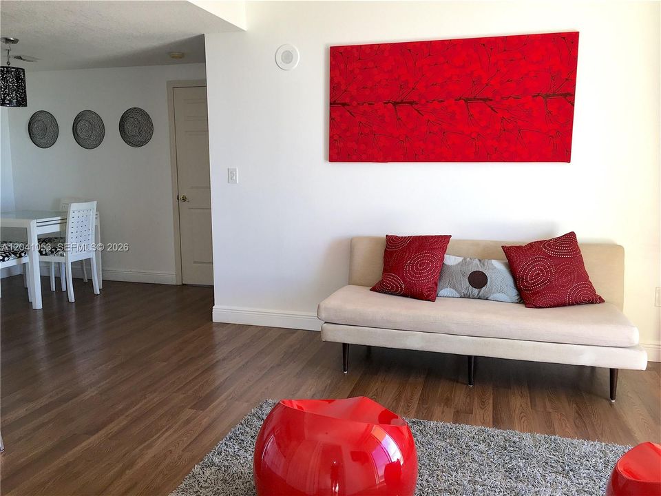 For Sale: $415,000 (2 beds, 2 baths, 828 Square Feet)