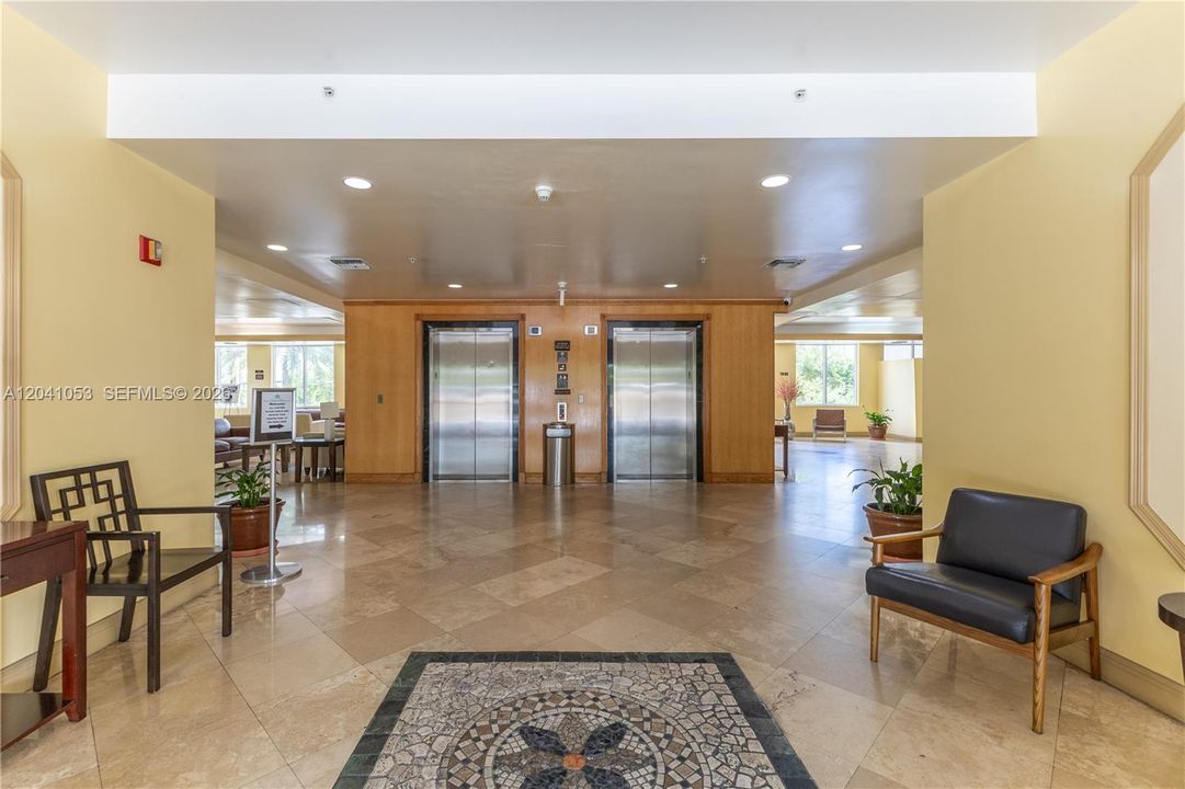 For Sale: $415,000 (2 beds, 2 baths, 828 Square Feet)