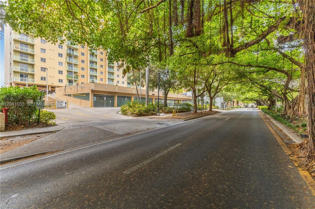 For Sale: $415,000 (2 beds, 2 baths, 828 Square Feet)