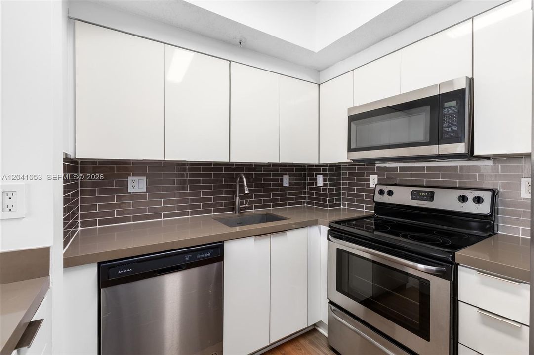 For Sale: $415,000 (2 beds, 2 baths, 828 Square Feet)
