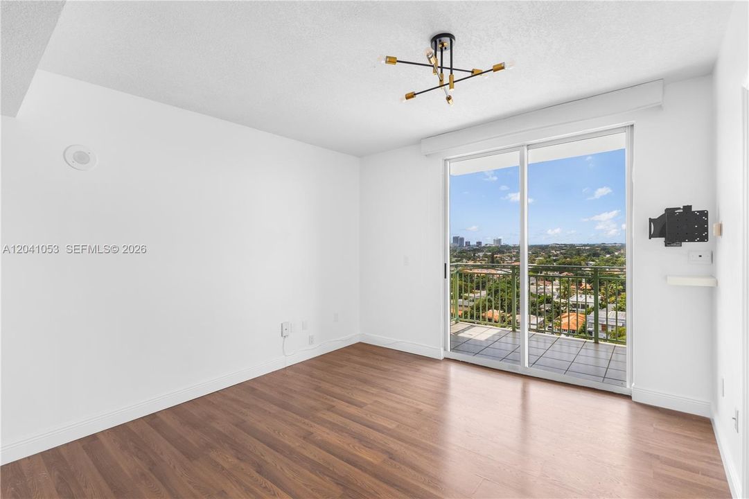 For Sale: $415,000 (2 beds, 2 baths, 828 Square Feet)