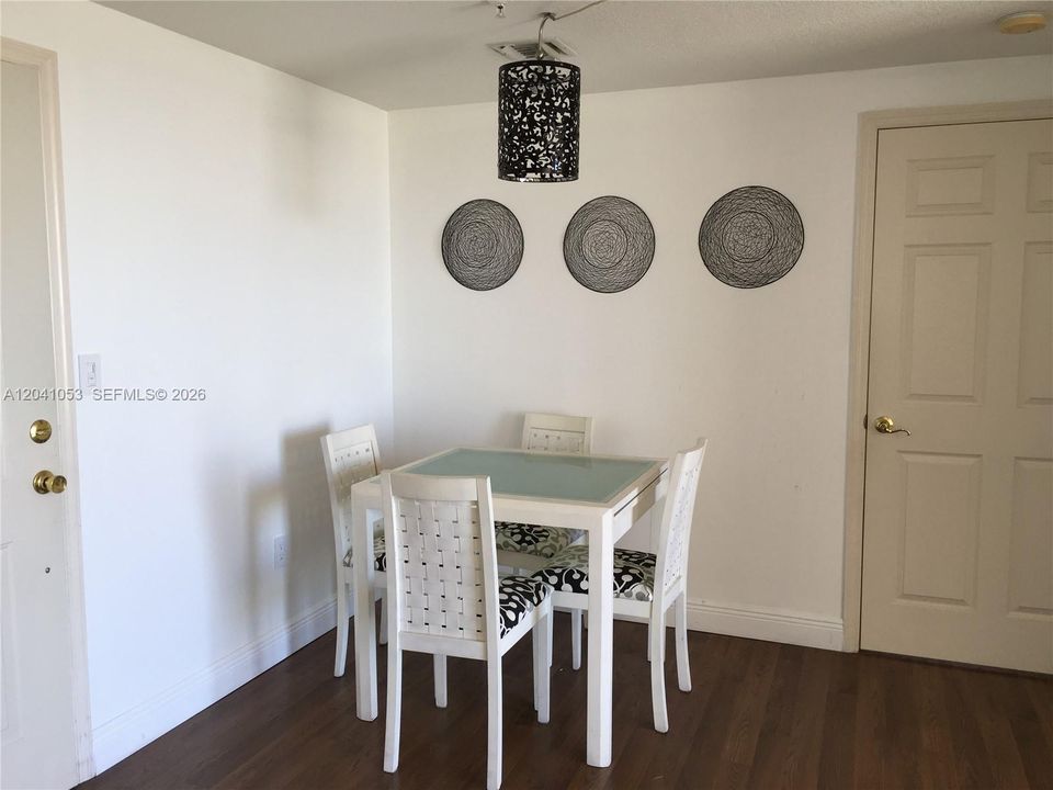 For Sale: $415,000 (2 beds, 2 baths, 828 Square Feet)