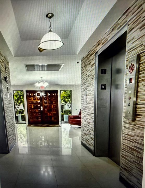 For Sale: $215,000 (1 beds, 1 baths, 712 Square Feet)