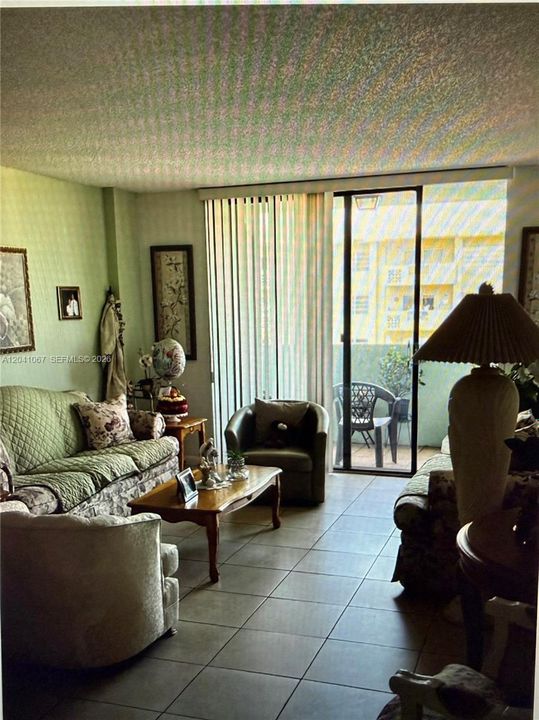 For Sale: $215,000 (1 beds, 1 baths, 712 Square Feet)