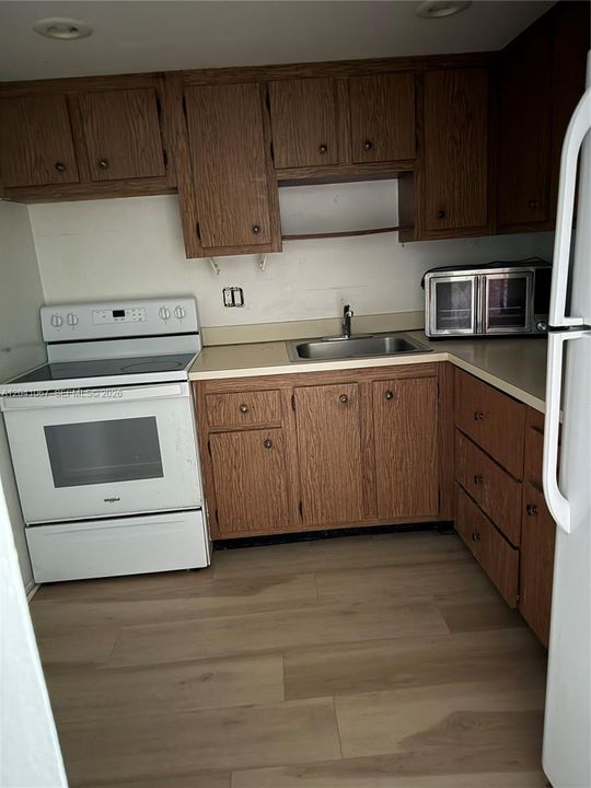 For Sale: $215,000 (1 beds, 1 baths, 712 Square Feet)