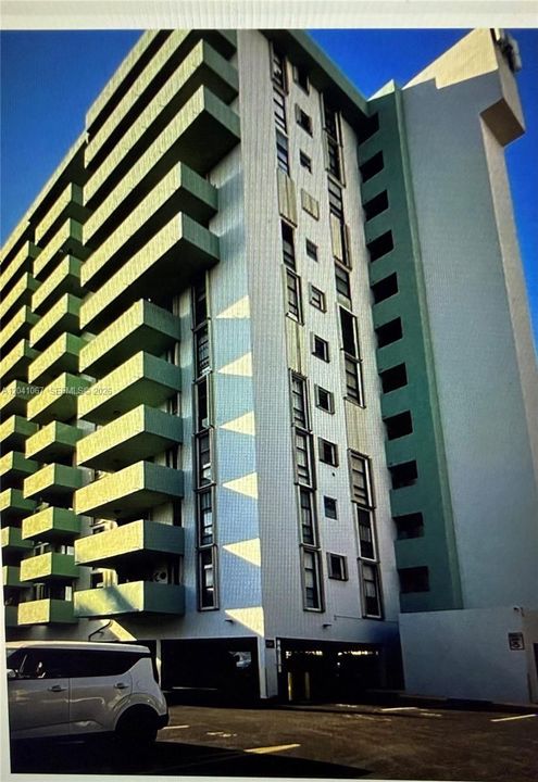 For Sale: $215,000 (1 beds, 1 baths, 712 Square Feet)