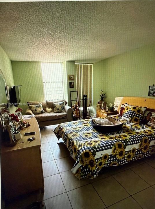 For Sale: $215,000 (1 beds, 1 baths, 712 Square Feet)