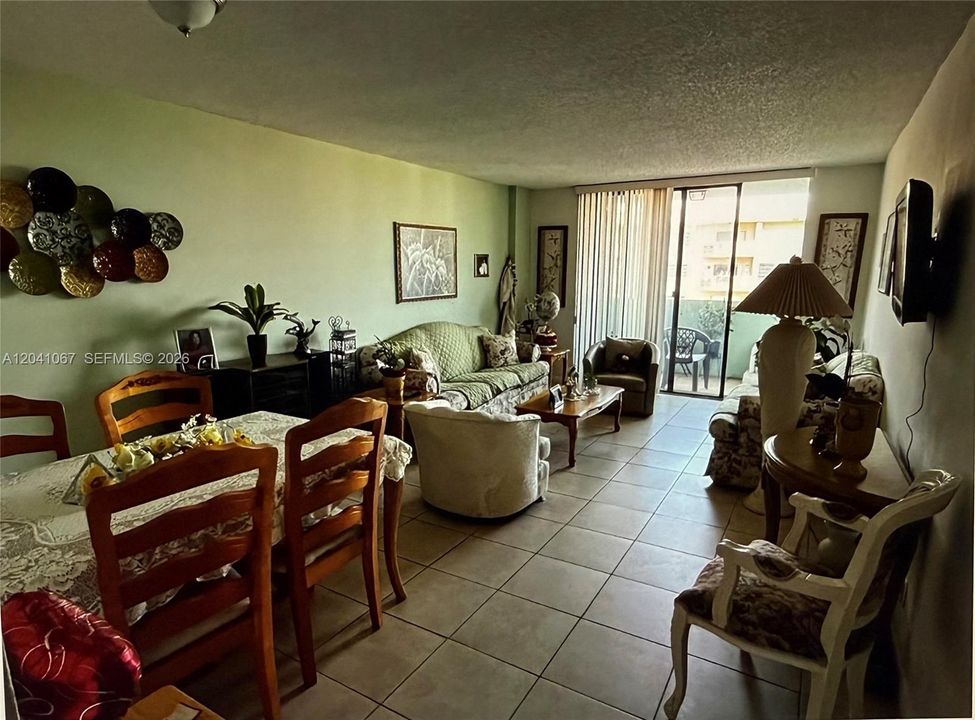 For Sale: $215,000 (1 beds, 1 baths, 712 Square Feet)