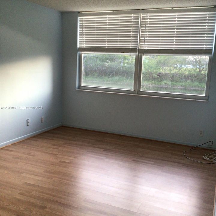 For Rent: $1,550 (1 beds, 1 baths, 720 Square Feet)