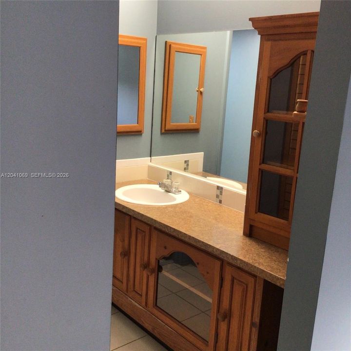 For Rent: $1,550 (1 beds, 1 baths, 720 Square Feet)