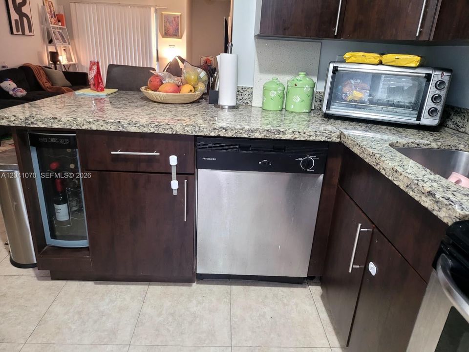 For Rent: $1,875 (2 beds, 1 baths, 830 Square Feet)