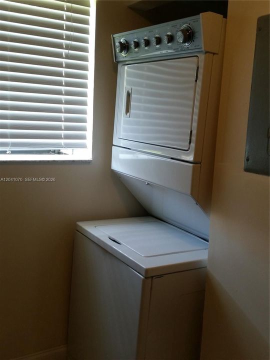 For Rent: $1,875 (2 beds, 1 baths, 830 Square Feet)