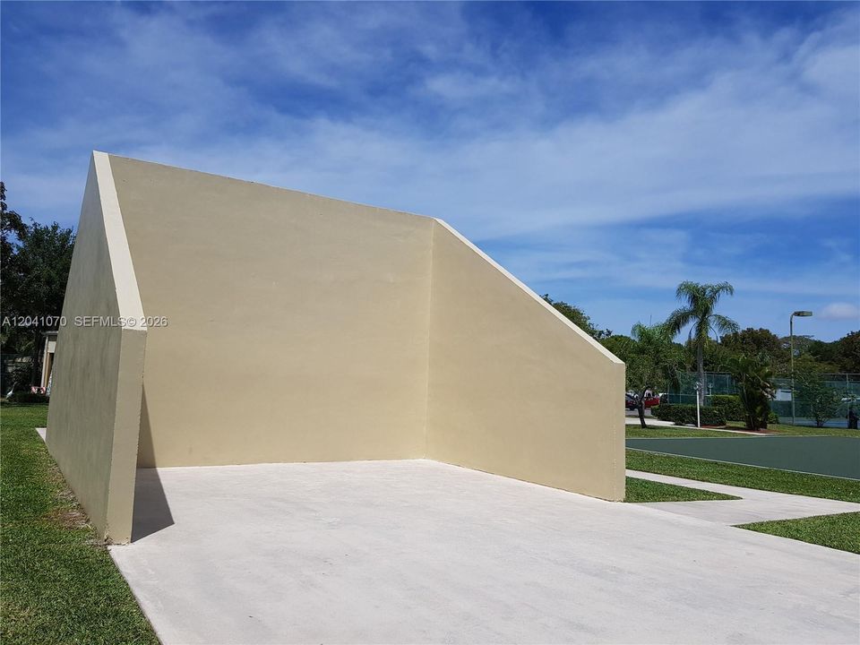 For Rent: $1,875 (2 beds, 1 baths, 830 Square Feet)