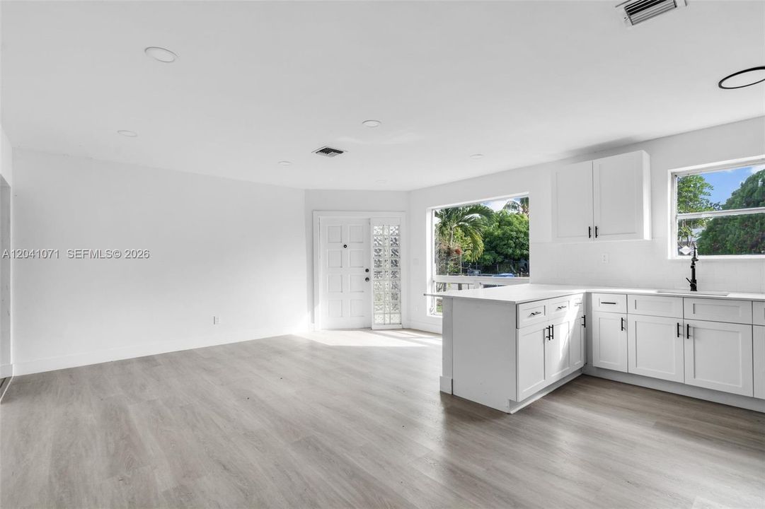 For Rent: $3,000 (2 beds, 1 baths, 884 Square Feet)