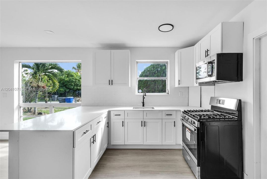 For Rent: $3,000 (2 beds, 1 baths, 884 Square Feet)