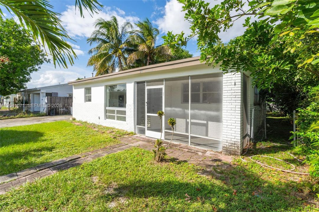 For Rent: $3,000 (2 beds, 1 baths, 884 Square Feet)