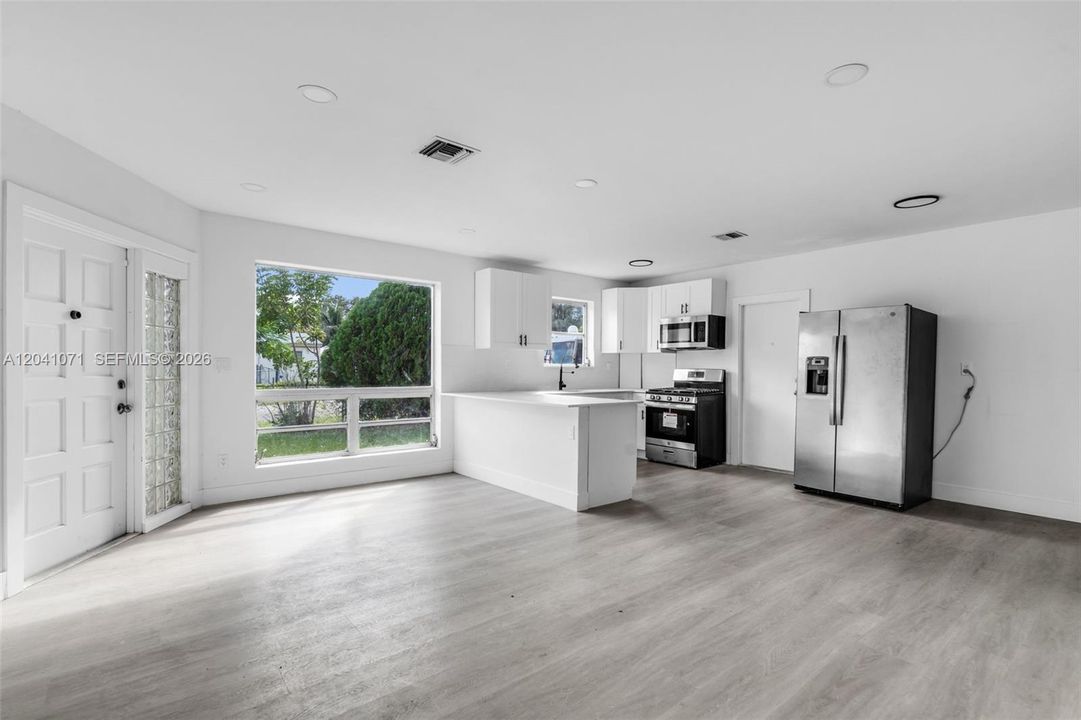 For Rent: $3,000 (2 beds, 1 baths, 884 Square Feet)