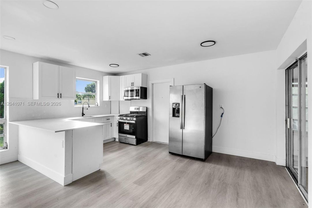 For Rent: $3,000 (2 beds, 1 baths, 884 Square Feet)