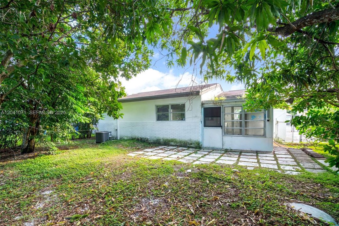 For Rent: $3,000 (2 beds, 1 baths, 884 Square Feet)