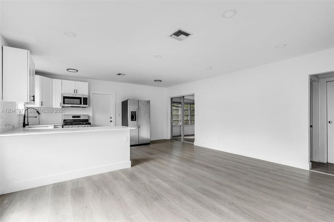 For Rent: $3,000 (2 beds, 1 baths, 884 Square Feet)