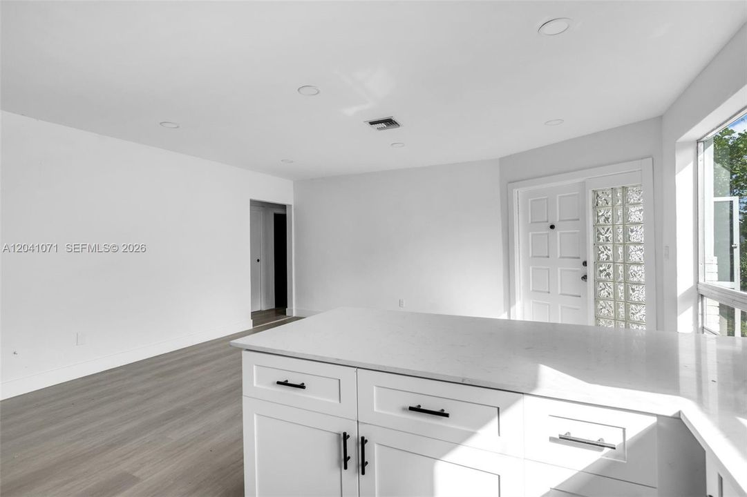 For Rent: $3,000 (2 beds, 1 baths, 884 Square Feet)