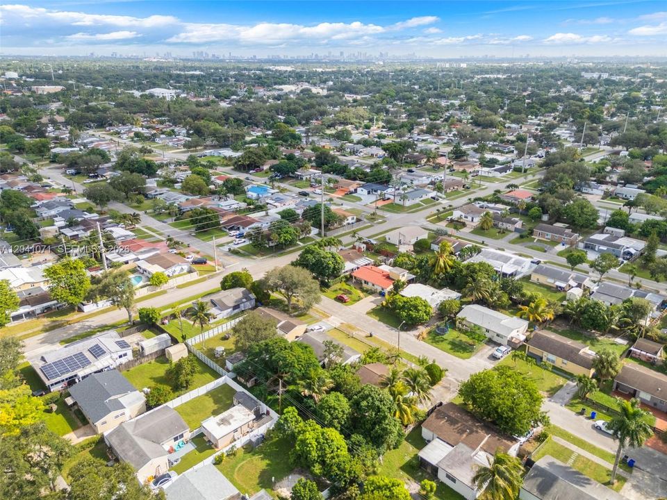 For Rent: $3,000 (2 beds, 1 baths, 884 Square Feet)