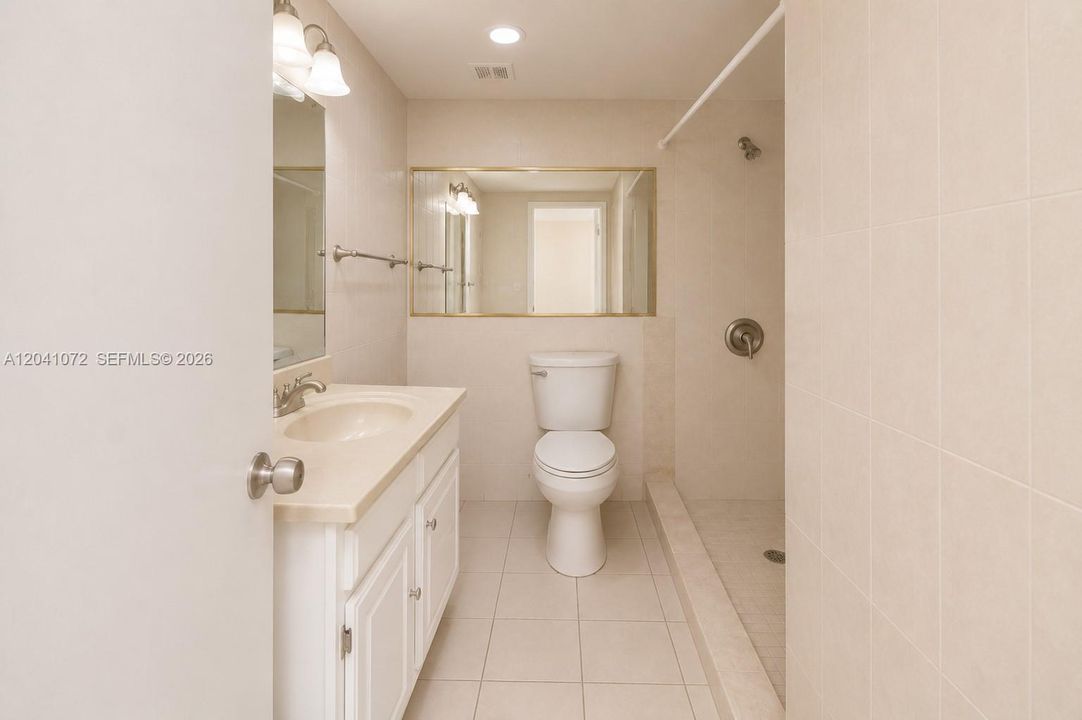 For Sale: $175,000 (1 beds, 1 baths, 808 Square Feet)
