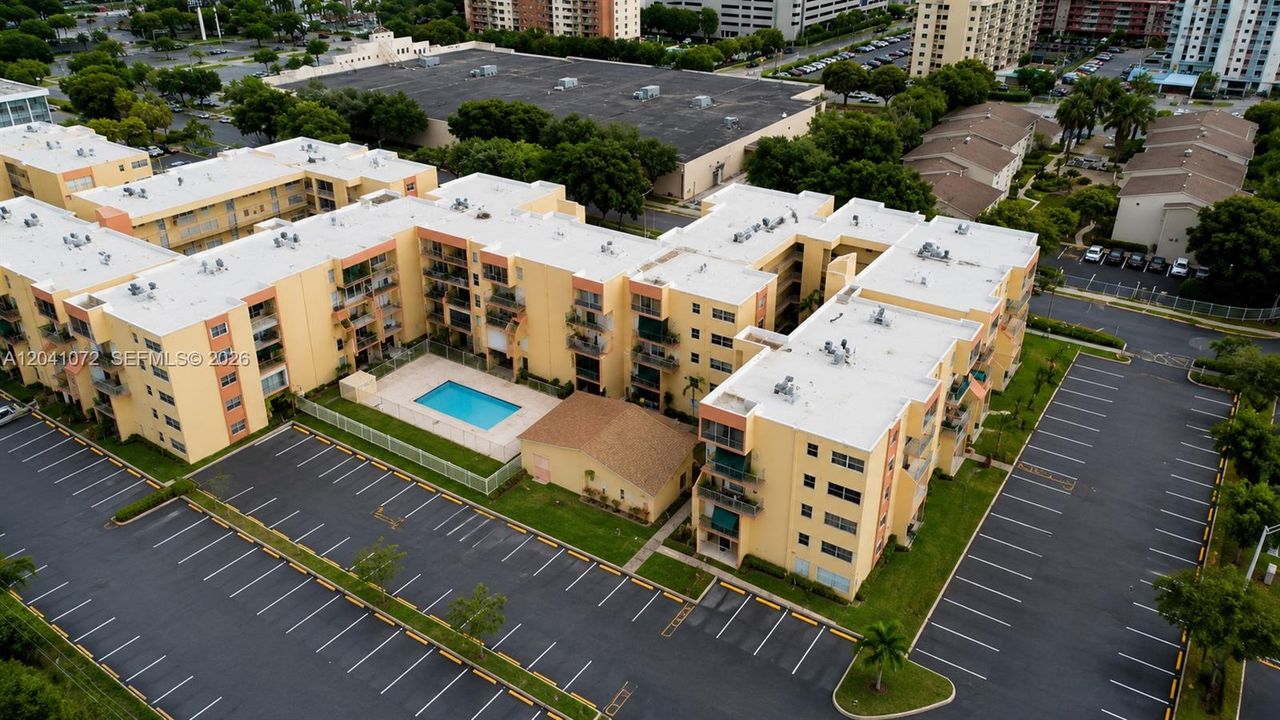 For Sale: $175,000 (1 beds, 1 baths, 808 Square Feet)