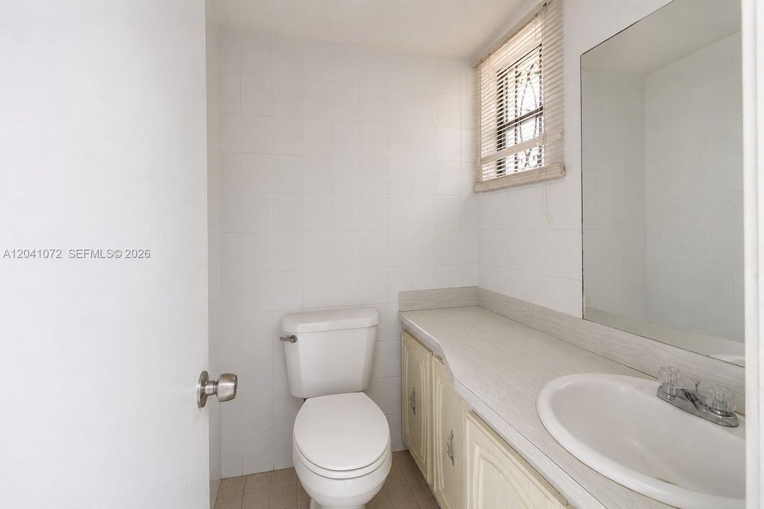 For Sale: $175,000 (1 beds, 1 baths, 808 Square Feet)