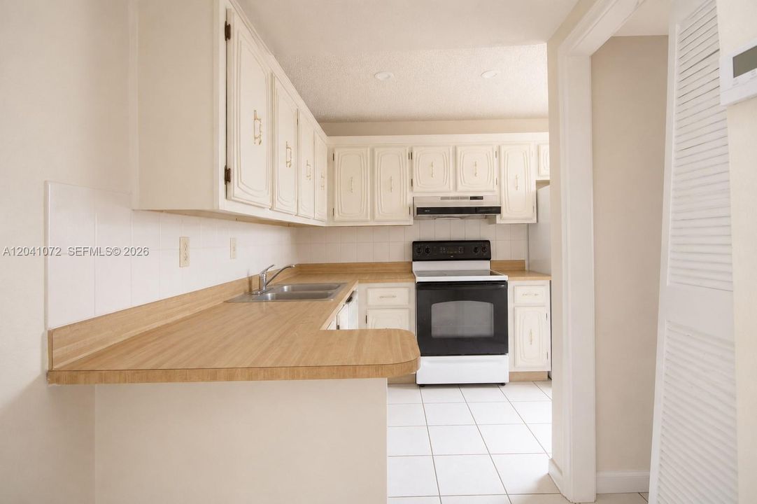 For Sale: $175,000 (1 beds, 1 baths, 808 Square Feet)