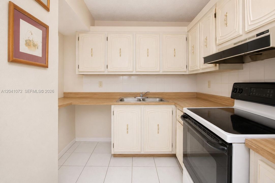 For Sale: $175,000 (1 beds, 1 baths, 808 Square Feet)