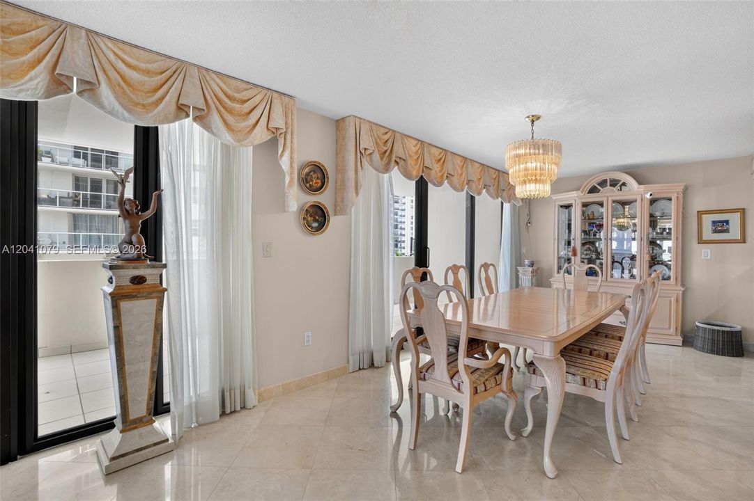 En Venta: $1,495,000 (3 camas, 2 baños, 1980 Pies cuadrados)
