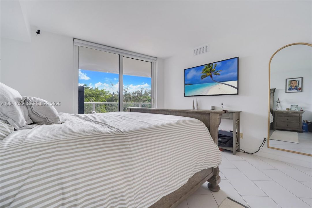 For Sale: $595,000 (2 beds, 2 baths, 1062 Square Feet)