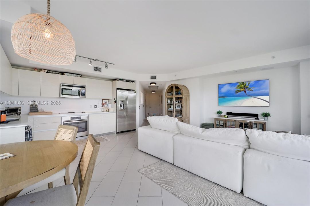 For Sale: $595,000 (2 beds, 2 baths, 1062 Square Feet)