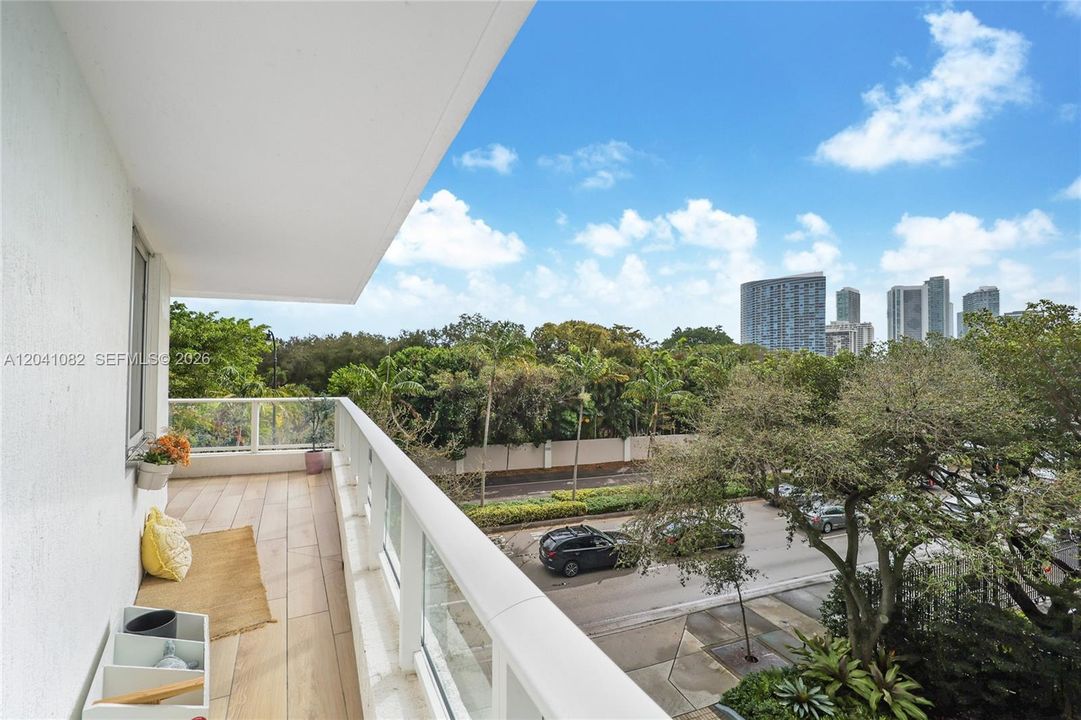 For Sale: $595,000 (2 beds, 2 baths, 1062 Square Feet)