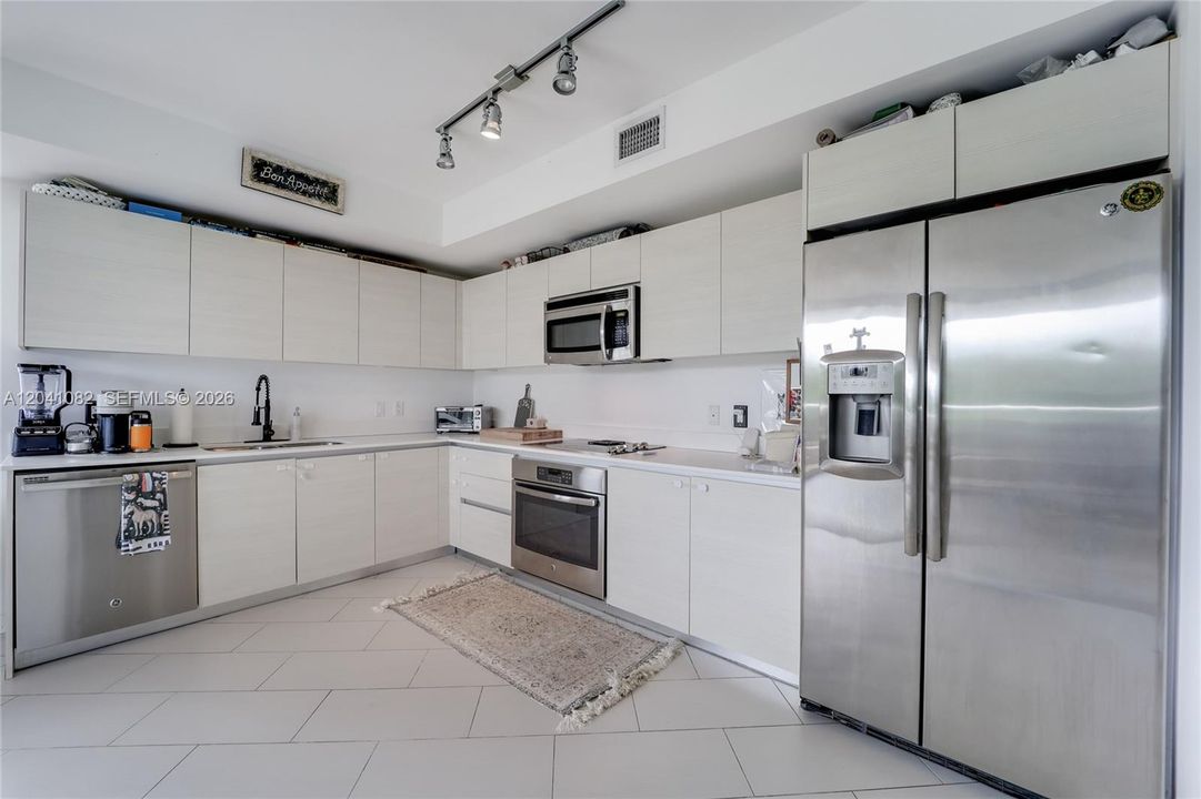 For Sale: $595,000 (2 beds, 2 baths, 1062 Square Feet)