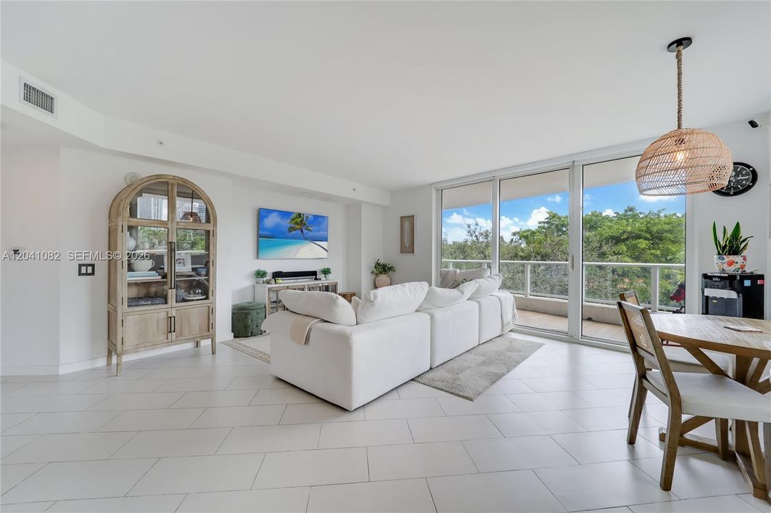 For Sale: $595,000 (2 beds, 2 baths, 1062 Square Feet)