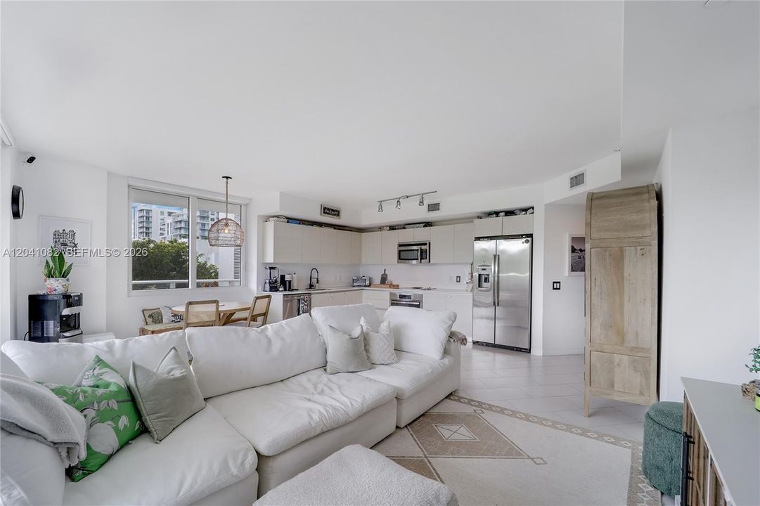 For Sale: $595,000 (2 beds, 2 baths, 1062 Square Feet)