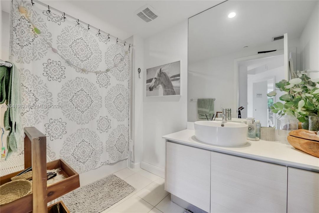 For Sale: $595,000 (2 beds, 2 baths, 1062 Square Feet)
