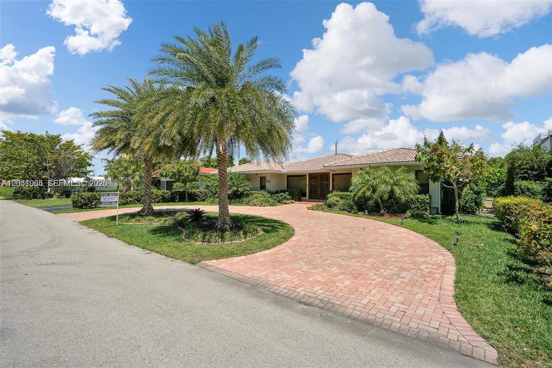 For Rent: $10,750 (3 beds, 2 baths, 2702 Square Feet)