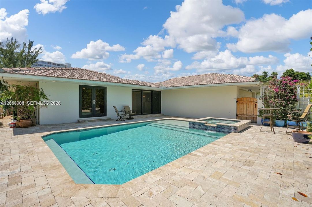 For Rent: $10,750 (3 beds, 2 baths, 2702 Square Feet)