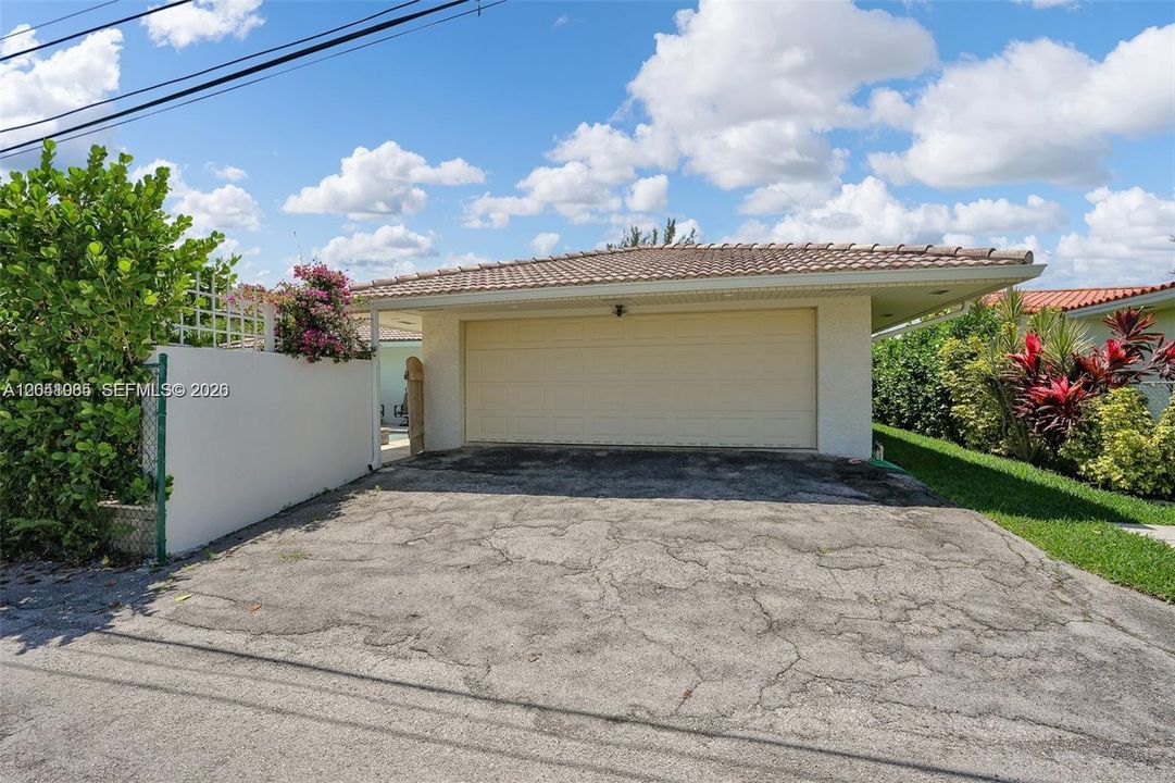 For Rent: $10,750 (3 beds, 2 baths, 2702 Square Feet)