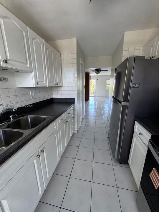 For Rent: $1,750 (1 beds, 1 baths, 684 Square Feet)